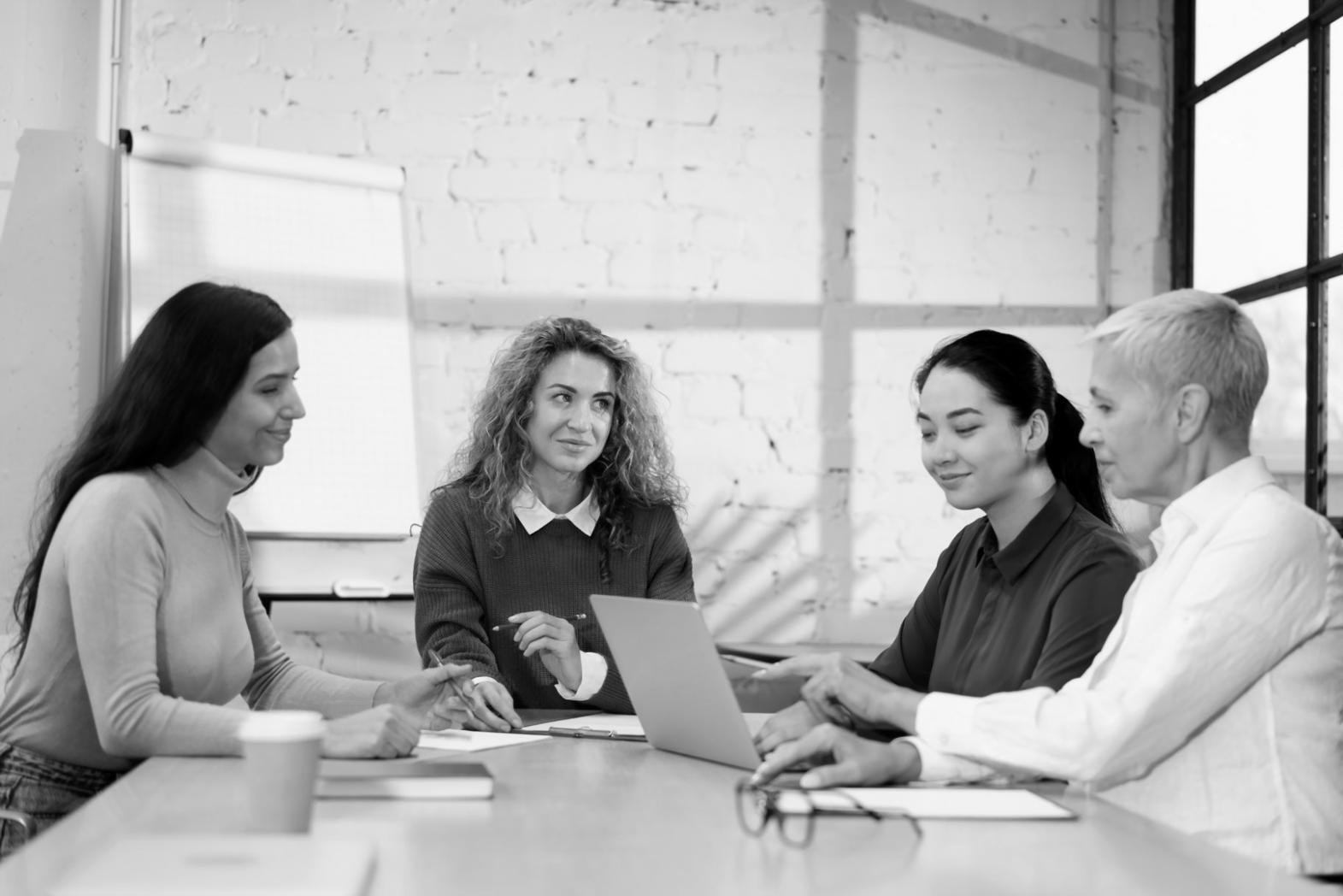 Espacio de trabajo colaborativo en las oficinas de elvariontique